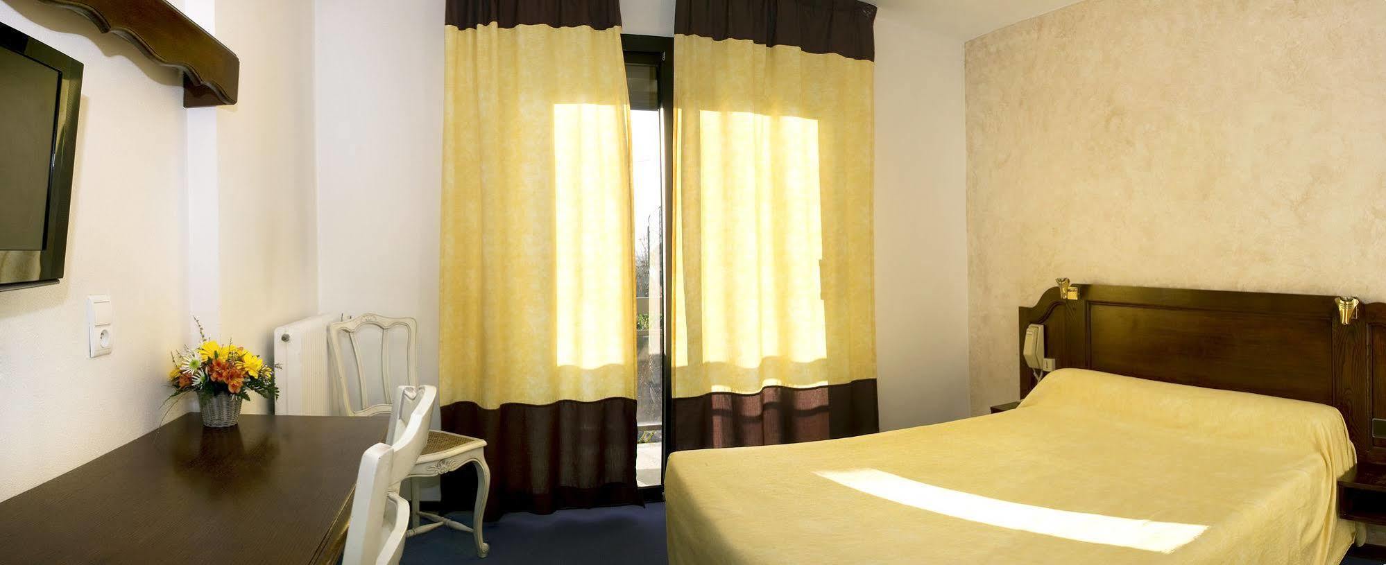 Hotel Les Peyrieres Olemps 外观 照片